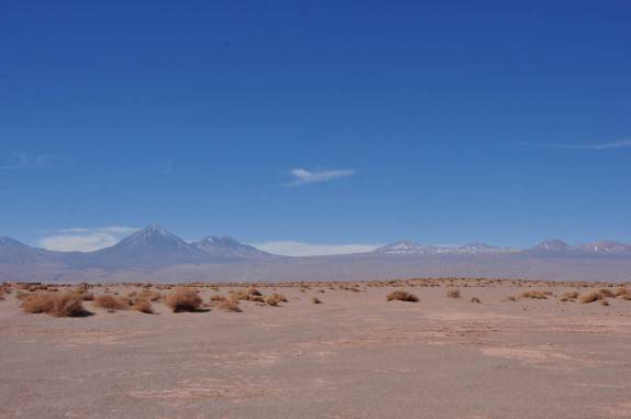 Antigos vulcões vistos do deserto do Atacama - Chile
